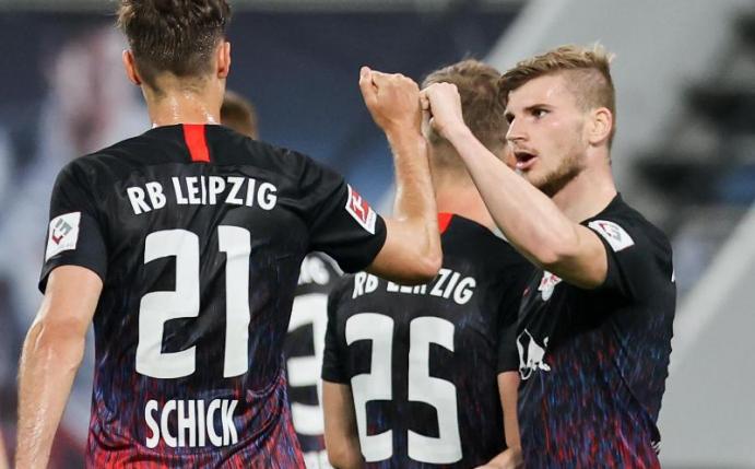 Timo Werner (r) jubelt mit Patrik Schick über den Treffer zum 2:0 für die Leipziger im Spiel gegen Fortuna Düsseldorf. Foto: Jan Woitas/dpa-Zentralbild/dpa
