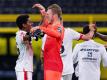 Die Spieler vom FSV Mainz 05 feiern den unerwarteten Sieg bei Borussia Dortmund. Foto: Guido Kirchner/dpa-pool/dpa