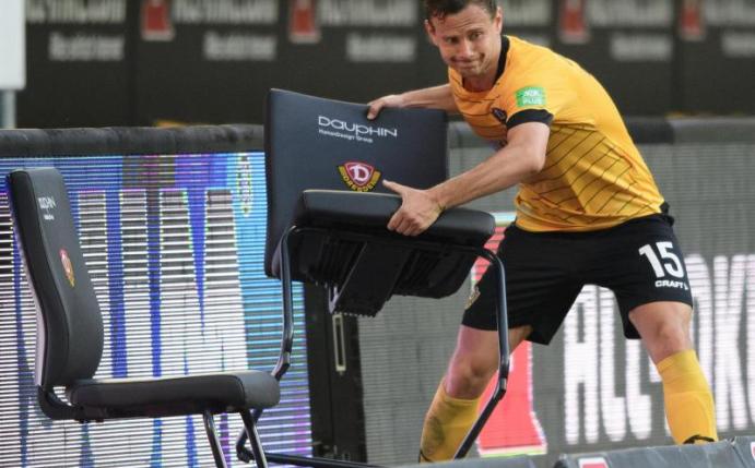 War schon nach der Heimniederlage gegen den HSV emotional, nun auch nach dem Spiel in Kiel: Chris Löwe von Dynamo Dresden. Foto: Robert Michael/dpa-Zentralbild/dpa