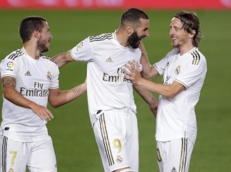 Karim Benzema (M) von Real Madrid jubelt mit seinen Mannschaftskollegen Eden Hazard (l) und Luka Modric über seinen Treffer zum 1:0. Foto: Manu Fernandez/AP/dpa Karim Benzema (M) von Real Madrid jubelt mit seinen Mannschaftskollegen Eden Hazard (l) und Luka Modric über seinen Treffer zum 1:0. Foto: Manu Fernandez/AP/dpa