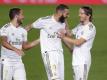 Karim Benzema (M) von Real Madrid jubelt mit seinen Mannschaftskollegen Eden Hazard (l) und Luka Modric über seinen Treffer zum 1:0. Foto: Manu Fernandez/AP/dpa