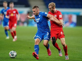 Fällt für RB Leipzig gegen den BVB aus: Konrad Laimer (r) in Aktion gegen Hoffenheims Pavel Kaderabek. Foto: Uwe Anspach/dpa-Pool/dpa Fällt für RB Leipzig gegen den BVB aus: Konrad Laimer (r) in Aktion gegen Hoffenheims Pavel Kaderabek. Foto: Uwe Anspach/dpa-Pool/dpa