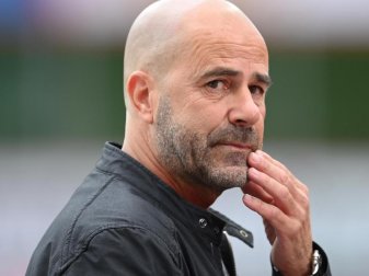 Bayer-Trainer Peter Bosz will mit seinen Leverkusenern in die Champions League einziehen. Foto: Matthias Hangst/Getty Images Europe/Pool/dpa Bayer-Trainer Peter Bosz will mit seinen Leverkusenern in die Champions League einziehen. Foto: Matthias Hangst/Getty Images Europe/Pool/dpa