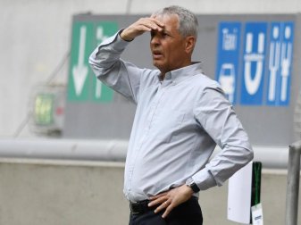 Hat vor dem Spiel in Leipzig große Personalsorgen: BVB-Trainer Lucien Favre. Foto: Bernd Thissen/dpa Hat vor dem Spiel in Leipzig große Personalsorgen: BVB-Trainer Lucien Favre. Foto: Bernd Thissen/dpa