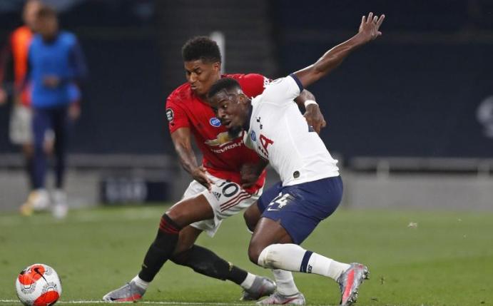 Marcus Rashford (l) von Manchester United im Zweikampf mit Serge Aurier. Foto: Matt Childs/Pool Reuters/AP/dpa