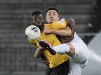 YB-Spieler Jean-Pierre Nsame (l) kämpft mit Mirlind Kryeziu um jeden Zentimeter. Foto: Alessandro Della Valle/KEYSTONE/dpa