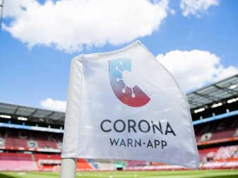 Ein Hinweis auf die Corona-Warn-App auf einer Eckfahne im im RheinEnergieStadion in Köln. Foto: Rolf Vennenbernd/dpa Ein Hinweis auf die Corona-Warn-App auf einer Eckfahne im im RheinEnergieStadion in Köln. Foto: Rolf Vennenbernd/dpa
