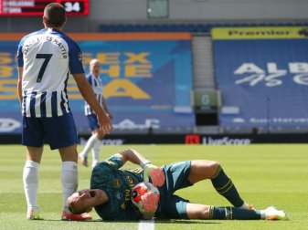 Bernd Leno (r.) verletzte sich beim Spiel in Brighton Bernd Leno (r.) verletzte sich beim Spiel in Brighton