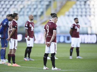 Vor der Partie standen alle Spieler für eine Schweigeminute zum Gedenken an die Covid-19-Opfer am Mittelkreis. Foto: Fabio Ferrari/LaPresse/AP/dpa Vor der Partie standen alle Spieler für eine Schweigeminute zum Gedenken an die Covid-19-Opfer am Mittelkreis. Foto: Fabio Ferrari/LaPresse/AP/dpa