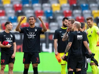 Augsburgs Spieler bejubeln den Klassenerhalt mit «La Décima»-T-Shirts. Foto: Marius Becker/dpa Augsburgs Spieler bejubeln den Klassenerhalt mit «La Décima»-T-Shirts. Foto: Marius Becker/dpa