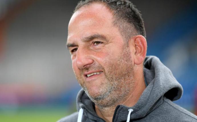 Heidenheim und Trainer Frank Schmidt können mit einem Sieg im direkten Duell am Hamburger SV vorbeiziehen. Foto: Lukas Schulze/Getty/POOL/dpa