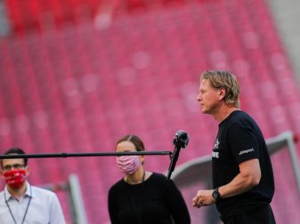 Kölns Trainer Markus Gisdol beim Interview. Foto: Rolf Vennenbernd/dpa Kölns Trainer Markus Gisdol beim Interview. Foto: Rolf Vennenbernd/dpa