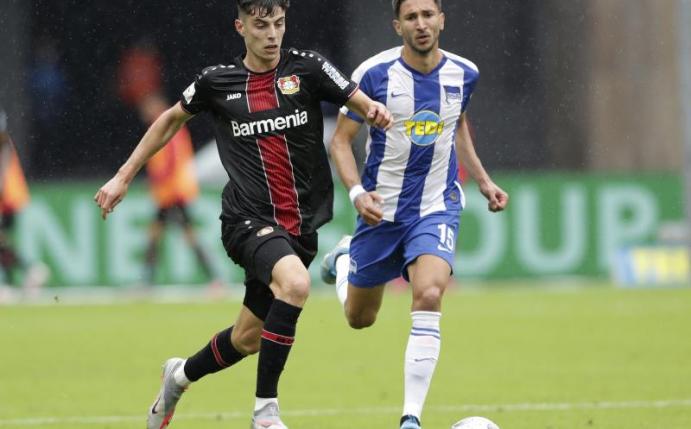 Leverkusens Kai Havertz (l) im Zweikampf mit Herthas Marko Grujic. Foto: Michael Sohn/AP/POOL/dpa