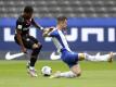 Peter Pekarik (r) wird Hertha im letzten Saisonspiel fehlen. Foto: Michael Sohn/AP/POOL/dpa