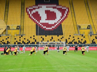 Dynamo Dresden erwägt nach dem so gut wie sicheren Abstieg in die 3. Liga rechtliche Schritte wegen vermeintlicher Wettbewerbsverzerrung. Foto: Robert Michael/dpa-Zentralbild Pool/dpa Dynamo Dresden erwägt nach dem so gut wie sicheren Abstieg in die 3. Liga rechtliche Schritte wegen vermeintlicher Wettbewerbsverzerrung. Foto: Robert Michael/dpa-Zentralbild Pool/dpa