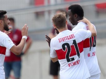 Der Stuttgarter Silas Wamangituka (r) jubelt mit Nicolas Gonzalez (l) und Philipp Klement über seinen Treffer zum 1:0. Foto: Daniel Karmann/dpa Der Stuttgarter Silas Wamangituka (r) jubelt mit Nicolas Gonzalez (l) und Philipp Klement über seinen Treffer zum 1:0. Foto: Daniel Karmann/dpa