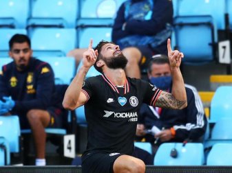 Chelseas Olivier Giroud kniet nach seinem Tor zum 2:1 auf dem Rasen. Foto: Catherine Ivill/Nmc Pool/PA Wire/dpa Chelseas Olivier Giroud kniet nach seinem Tor zum 2:1 auf dem Rasen. Foto: Catherine Ivill/Nmc Pool/PA Wire/dpa