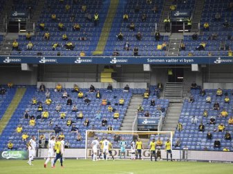 3000 Fans durften das Kopenhagen-Derby im Stadion verfolgen. Foto: Lars Moeller/Ritzau Scanpix/dpa
