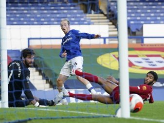 Evertons Tom Davies (M) scheitert mit seinem Schuss am linken Pfosten. Foto: Jon Super/AP Pool/dpa