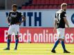 Hamburgs Josha Vagnoman (l) und Aaron Hunt wirken nach der Last-Minute-Niederlage geschockt. Foto: Tom Weller/dpa