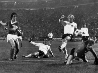 Spwarwassers Siegtor 1974 gegen die BRD (v.l.) Spwarwassers Siegtor 1974 gegen die BRD (v.l.)