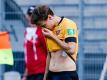 Dresdens Chris Löwe verlässt in Sandhausen nach der Roten Karte das Spielfeld. Foto: Uwe Anspach/dpa