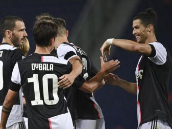 Cristiano Ronaldo (r) gratuliert Paulo Dybala (2.v.l) zu seinem Treffer zum 2:0 für Juve gegen den FC Bologna. Foto: Massimo Paolone/LaPresse/AP/dpa Cristiano Ronaldo (r) gratuliert Paulo Dybala (2.v.l) zu seinem Treffer zum 2:0 für Juve gegen den FC Bologna. Foto: Massimo Paolone/LaPresse/AP/dpa