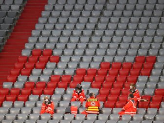 Heimvorteil futsch im leeren Stadion: Nur medizinisches Personal sitzt auf der leeren Tribüne. Foto: Kai Pfaffenbach/Reuters/Pool/dpa Heimvorteil futsch im leeren Stadion: Nur medizinisches Personal sitzt auf der leeren Tribüne. Foto: Kai Pfaffenbach/Reuters/Pool/dpa