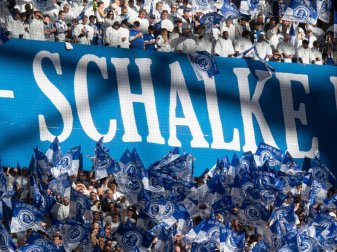 Die Schalke-Fans sorgen sich um ihren Club. Foto: Bernd Thissen/dpa Die Schalke-Fans sorgen sich um ihren Club. Foto: Bernd Thissen/dpa