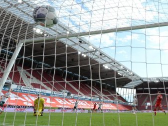 Gewohntes Bild nach der Corona-Pause: Bundesliga-Tore vor leeren Zuschauerrängen. Foto: Arne Dedert/dpa Gewohntes Bild nach der Corona-Pause: Bundesliga-Tore vor leeren Zuschauerrängen. Foto: Arne Dedert/dpa