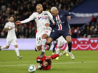 Meister und Absteiger: Kylian Mbappe (r) holt mit PSG den Titel, Regis Gurtner (M) und Haitam Aleesami steigen mit Amiens ab. Foto: Thibault Camus/AP/dpa Meister und Absteiger: Kylian Mbappe (r) holt mit PSG den Titel, Regis Gurtner (M) und Haitam Aleesami steigen mit Amiens ab. Foto: Thibault Camus/AP/dpa