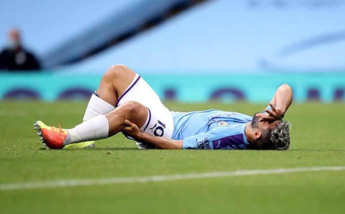 Sergio Agüero liegt beim Spiel gegen den FC Bunley verletzt auf dem Rasen und hält sich das Knie. Foto: Martin Rickett/Nmc Pool/PA Wire/dpa