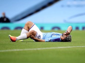 Sergio Agüero liegt beim Spiel gegen den FC Bunley verletzt auf dem Rasen und hält sich das Knie. Foto: Martin Rickett/Nmc Pool/PA Wire/dpa Sergio Agüero liegt beim Spiel gegen den FC Bunley verletzt auf dem Rasen und hält sich das Knie. Foto: Martin Rickett/Nmc Pool/PA Wire/dpa