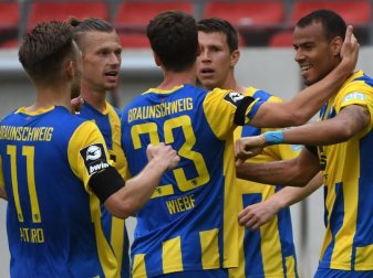Braunschweigs Steffen Nkansah (r) hat zum 1:0 getroffen und jubelt mit der Mannschaft. Foto: Hendrik Schmidt/dpa-Zentralbild/dpa Braunschweigs Steffen Nkansah (r) hat zum 1:0 getroffen und jubelt mit der Mannschaft. Foto: Hendrik Schmidt/dpa-Zentralbild/dpa