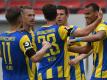 Braunschweigs Steffen Nkansah (r) hat zum 1:0 getroffen und jubelt mit der Mannschaft. Foto: Hendrik Schmidt/dpa-Zentralbild/dpa