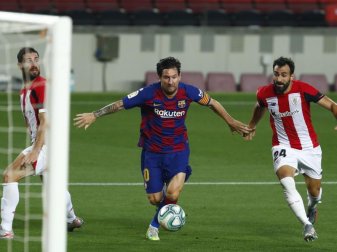 Lionel Messi (M) vom FC Barcelona wird von Bilbaos Mikel Balenziaga (r) bedrängt. Foto: Joan Monfort/AP/dpa Lionel Messi (M) vom FC Barcelona wird von Bilbaos Mikel Balenziaga (r) bedrängt. Foto: Joan Monfort/AP/dpa