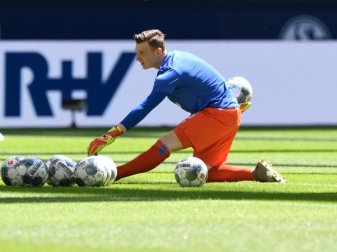 Rückte vom Schalke-Tor zurück auf die Bank: Markus Schubert. Foto: Bernd Thissen/dpa-Pool/dpa