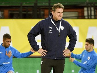 Willl die israelische Nationalmannschaft nicht weiter trainieren: Andreas Herzog (M). Foto: Hans Punz/APA/dpa Willl die israelische Nationalmannschaft nicht weiter trainieren: Andreas Herzog (M). Foto: Hans Punz/APA/dpa