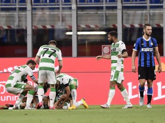 Die Spieler von Sassuolo Calcio (l) feiern das Tor zum 3:3 bei Inter Mailand. Foto: Fabio Ferrari/Lapresse/Lapresse via ZUMA Press/dpa Die Spieler von Sassuolo Calcio (l) feiern das Tor zum 3:3 bei Inter Mailand. Foto: Fabio Ferrari/Lapresse/Lapresse via ZUMA Press/dpa
