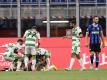 Die Spieler von Sassuolo Calcio (l) feiern das Tor zum 3:3 bei Inter Mailand. Foto: Fabio Ferrari/Lapresse/Lapresse via ZUMA Press/dpa