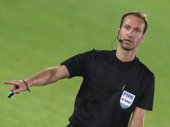 Bastian Dankert ist seit 2012 in der 1. Bundesliga als Schiedsrichter im Einsatz und seit 2014 FIFA-Referee. Foto: Ronny Hartmann/dpa Bastian Dankert ist seit 2012 in der 1. Bundesliga als Schiedsrichter im Einsatz und seit 2014 FIFA-Referee. Foto: Ronny Hartmann/dpa