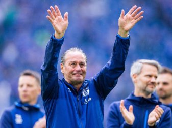 Huub Stevens wird auf Schalke immer noch als Kult-Trainer verehrt. Foto: Rolf Vennenbernd/dpa Huub Stevens wird auf Schalke immer noch als Kult-Trainer verehrt. Foto: Rolf Vennenbernd/dpa