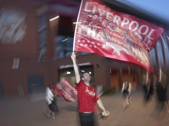 Ein Fan des FC Liverpool schwenkt feiert seinen Verein. Foto: Jon Super/AP/dpa Ein Fan des FC Liverpool schwenkt feiert seinen Verein. Foto: Jon Super/AP/dpa