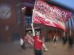 Ein Fan des FC Liverpool schwenkt feiert seinen Verein. Foto: Jon Super/AP/dpa