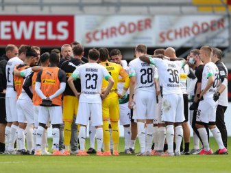 Borussia Mönchengladbach kann aus eigener Kraft den Einzug in die Champions League schaffen: Trainer Marco Rose spricht zu den Spielern. Foto: Friso Gentsch/dpa Borussia Mönchengladbach kann aus eigener Kraft den Einzug in die Champions League schaffen: Trainer Marco Rose spricht zu den Spielern. Foto: Friso Gentsch/dpa