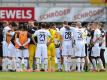 Borussia Mönchengladbach kann aus eigener Kraft den Einzug in die Champions League schaffen: Trainer Marco Rose spricht zu den Spielern. Foto: Friso Gentsch/dpa