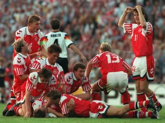 Dänemark bejubelt den Schlusspfiff beim EM-Finale 1992 Dänemark bejubelt den Schlusspfiff beim EM-Finale 1992