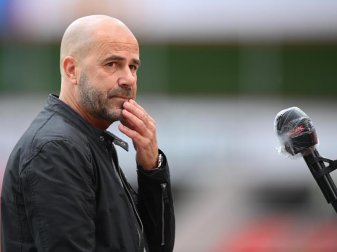 Bayer-Trainer Peter Bosz will mit den Leverkusenern noch in die Champions League. Foto: Matthias Hangst/Getty Images Europe/Pool/dpa Bayer-Trainer Peter Bosz will mit den Leverkusenern noch in die Champions League. Foto: Matthias Hangst/Getty Images Europe/Pool/dpa