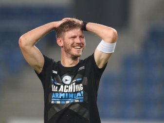 Hatte mit Arminia Bielefeld ordentlich Grund zum Feiern: Fabian Klos. Foto: Friso Gentsch/dpa Hatte mit Arminia Bielefeld ordentlich Grund zum Feiern: Fabian Klos. Foto: Friso Gentsch/dpa
