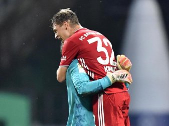 Bayerns Torhüter Manuel Neuer und Joshua Kimmich (r) freuen sich schon jetzt auf die Meisterschale. Foto: Martin Meissner/AP-Pool/dpa Bayerns Torhüter Manuel Neuer und Joshua Kimmich (r) freuen sich schon jetzt auf die Meisterschale. Foto: Martin Meissner/AP-Pool/dpa